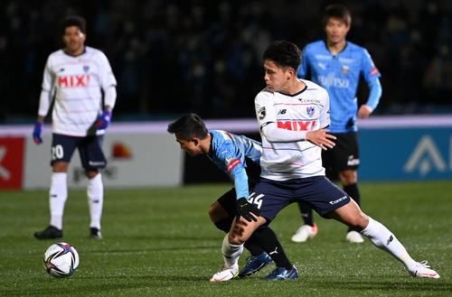 川崎F対東京　前半、競り合う東京松木（右）と川崎Fチャナティップ（撮影・横山健太）