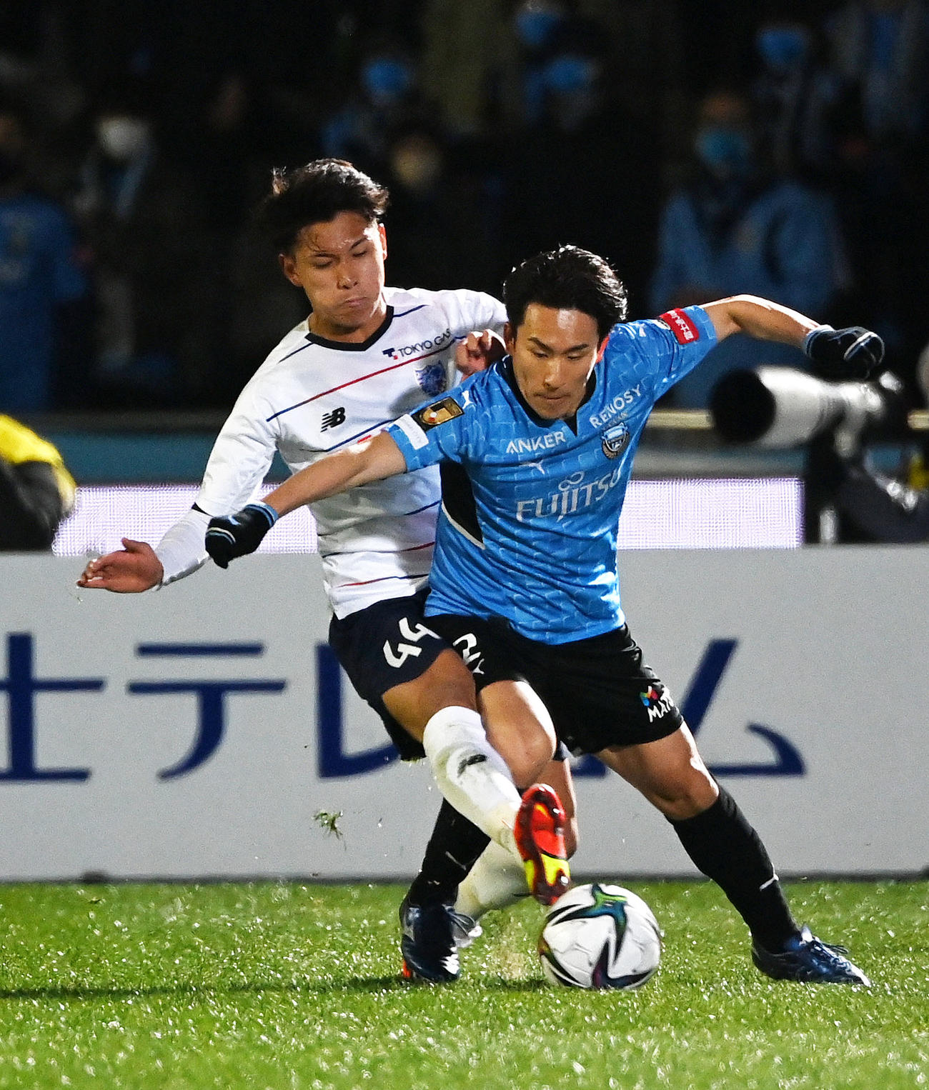 川崎F対東京　前半、競り合う東京松木（左）と川崎F登里（撮影・横山健太）