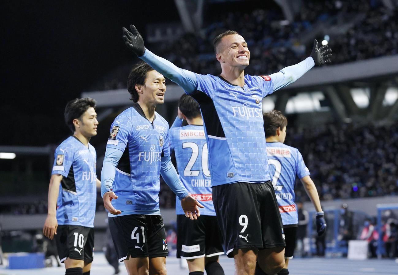 川崎―FC東京　後半、先制ゴールを決め、喜ぶ川崎・レアンドロダミアンら（共同）
