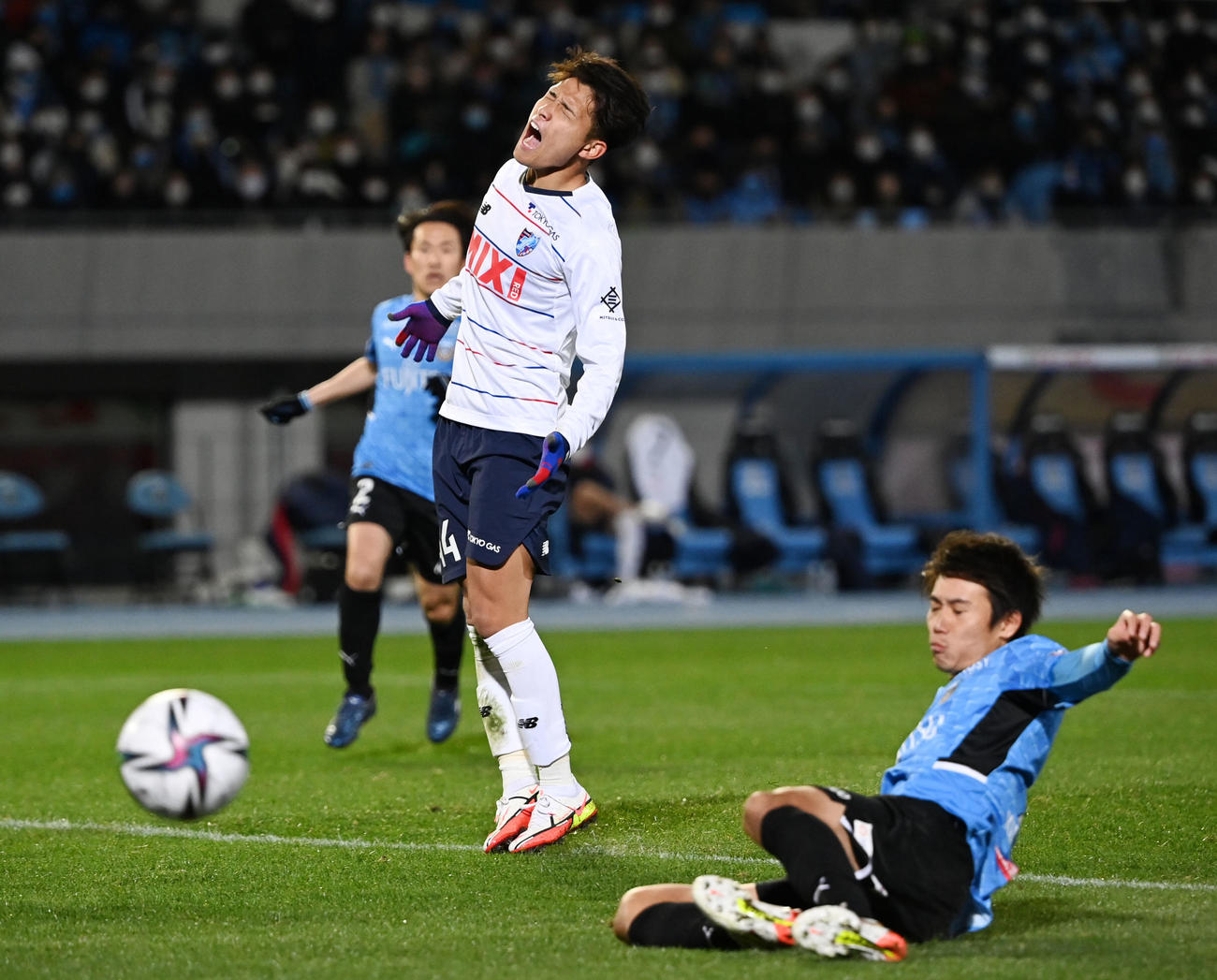 川崎F対東京　後半、永井からのパスが通らず悔しがる東京松木（左）（撮影・横山健太）