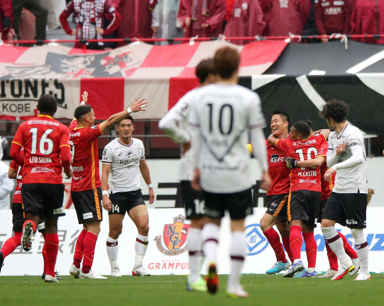 名古屋対神戸　前半、名古屋稲（右から4人目）が先制ゴールを決め仲間から祝福を受ける（撮影・上山淳一）