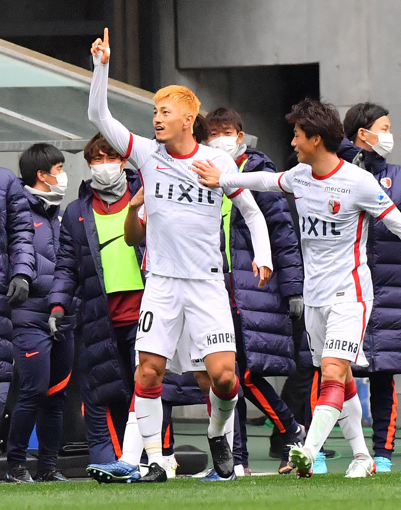 G大阪対鹿島　前半、勝ち越しゴールを決めサポーターの声援に応える鹿島鈴木（撮影・和賀正仁）