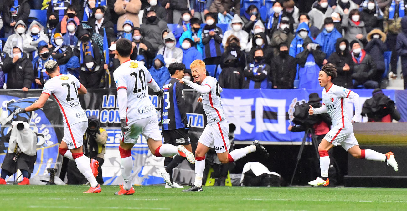 G大阪対鹿島　前半、勝ち越しゴールを決め選手らと喜び合う鹿島鈴木（右から2人目）（撮影・和賀正仁）