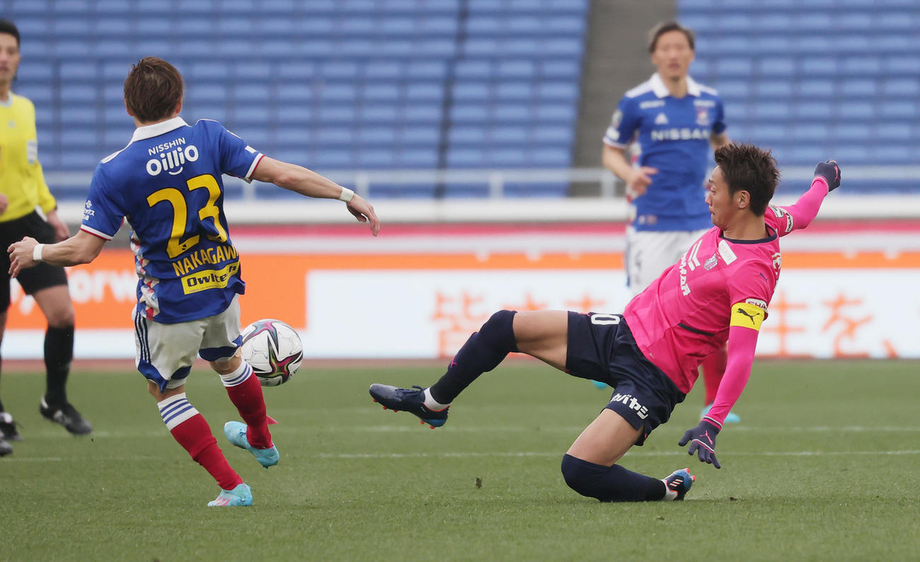 横浜対C大阪　後半、横浜仲川（左）にタックルするC大阪清武（撮影・野上伸悟）