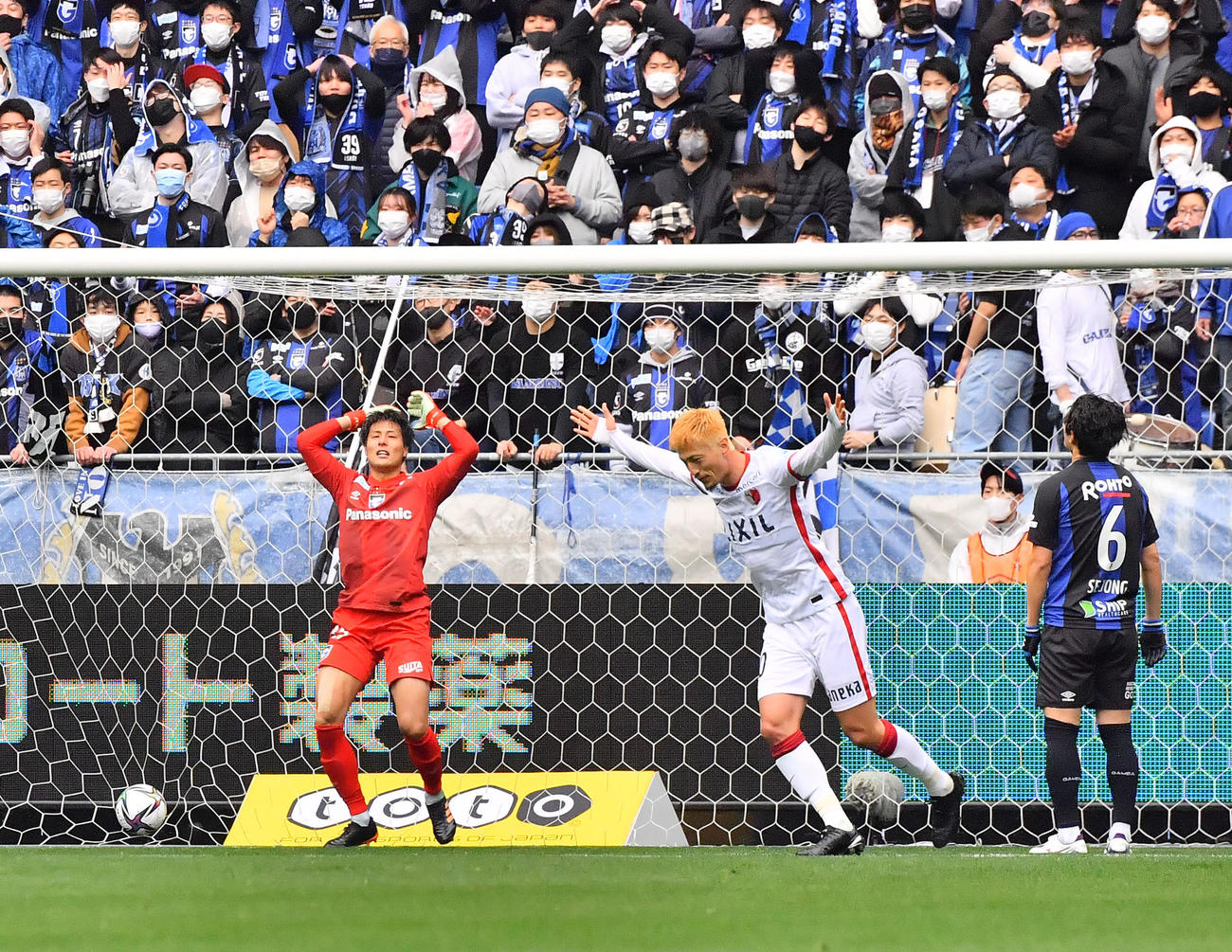 G大阪対鹿島　前半、鹿島鈴木（手前）に勝ち越しゴールを許し頭を抱えるG大阪GK石川ら（撮影・和賀正仁）