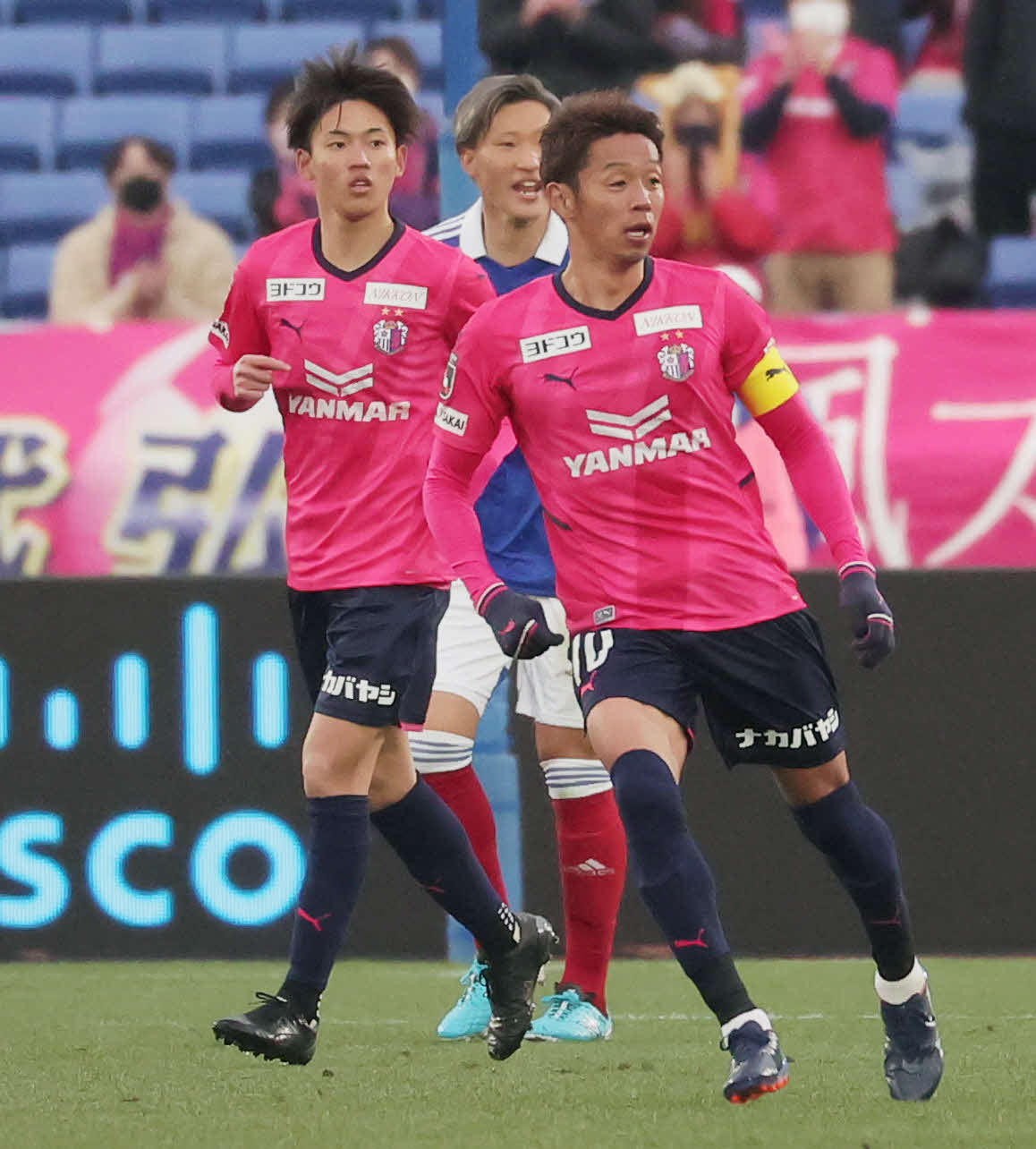 横浜対C大阪　後半途中から出場し、J1デビューを果たしたC大阪北野（左）。右は清武（撮影・野上伸悟）