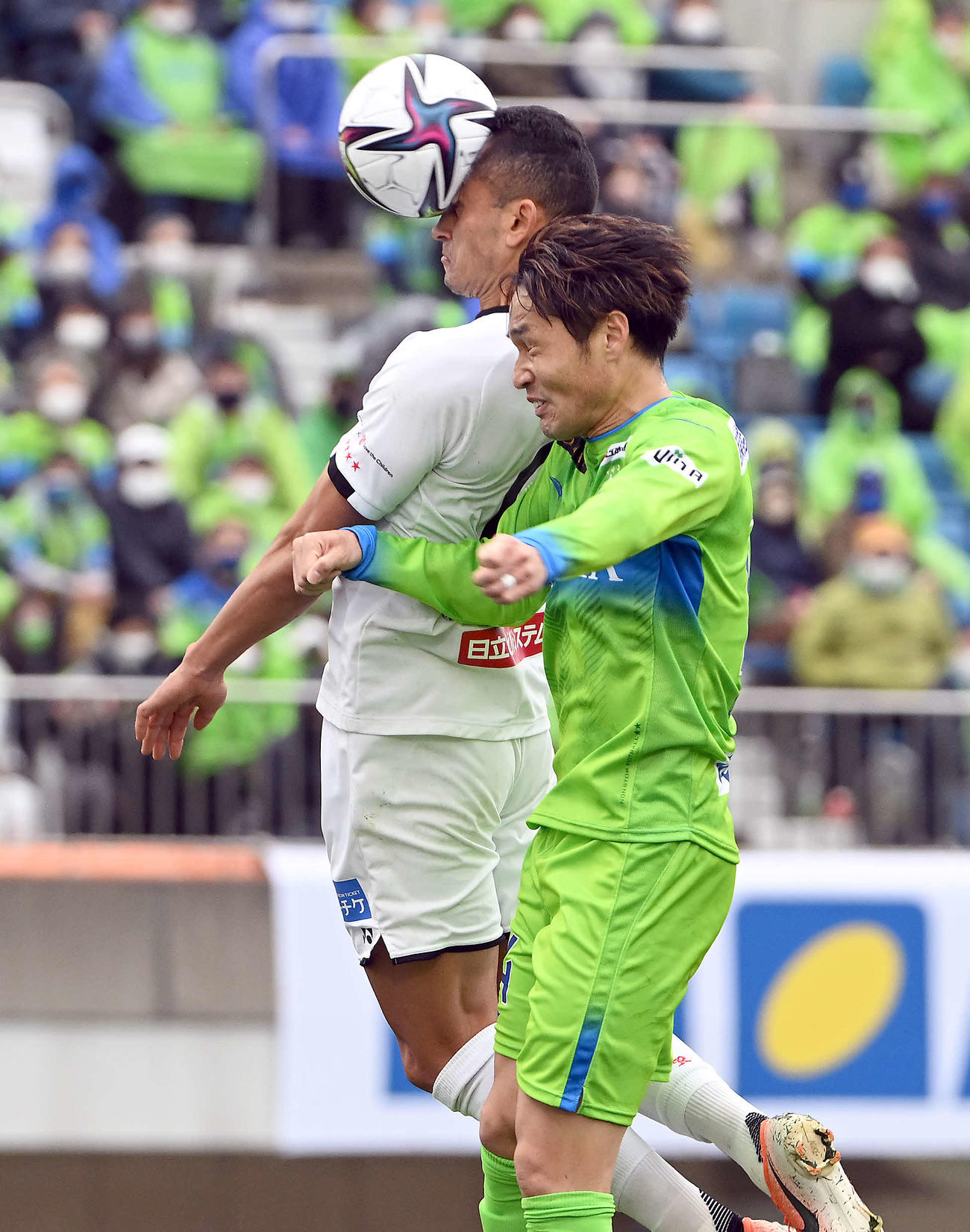 湘南対柏　前半、セットプレーからゴールを狙う柏ドウグラス（左）と競り合う湘南茨田（撮影・たえ見朱実）