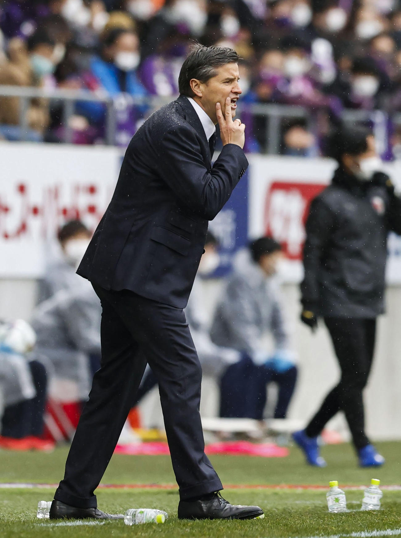 京都対浦和　後半、選手に声を掛ける浦和のロドリゲス監督（共同）
