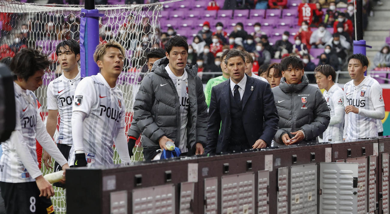 京都対浦和　京都に敗れ、サポーターにあいさつする浦和イレブンら（共同）