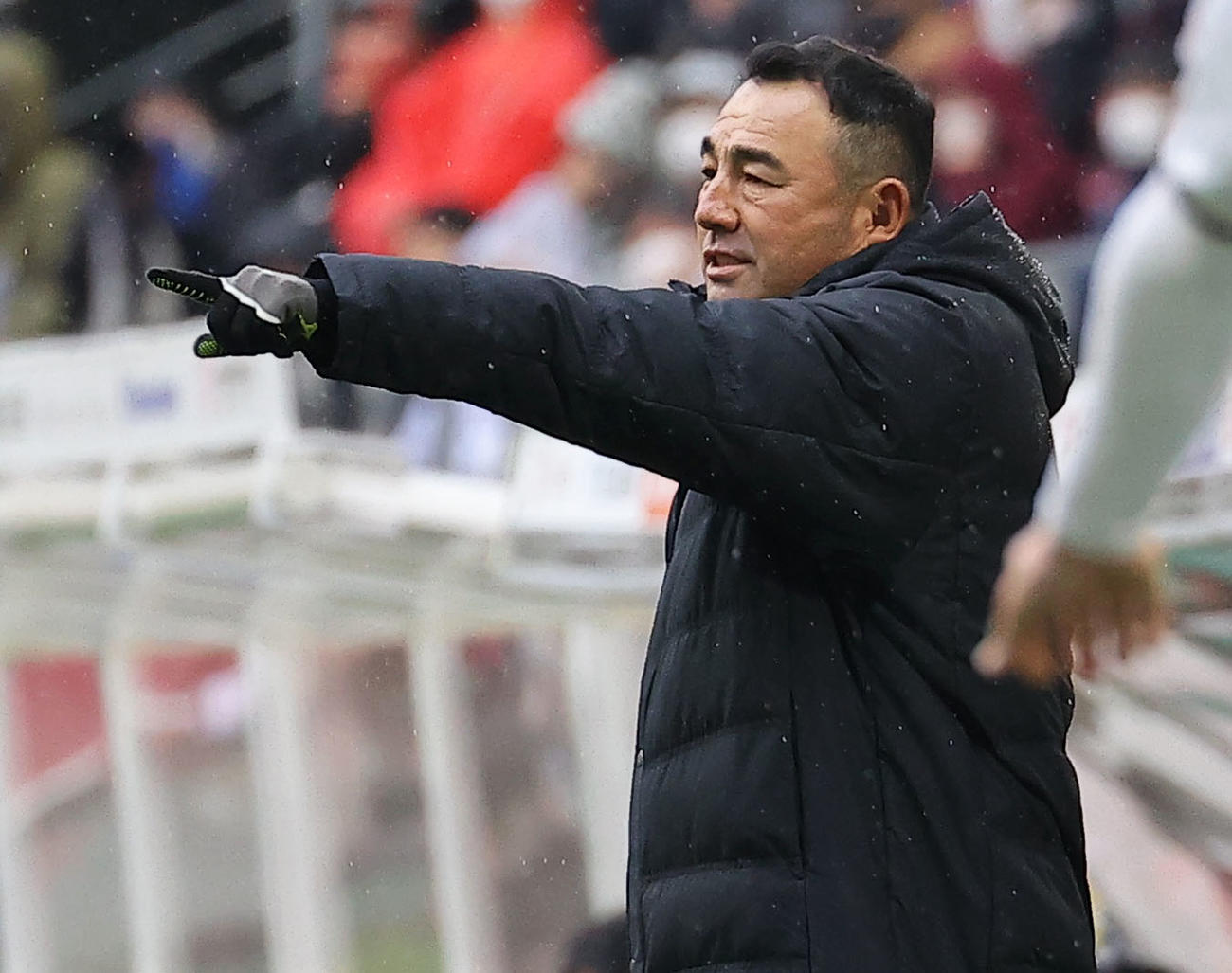 名古屋対神戸　前半、選手へ指示を出す名古屋・長谷川監督る（撮影・上山淳一）