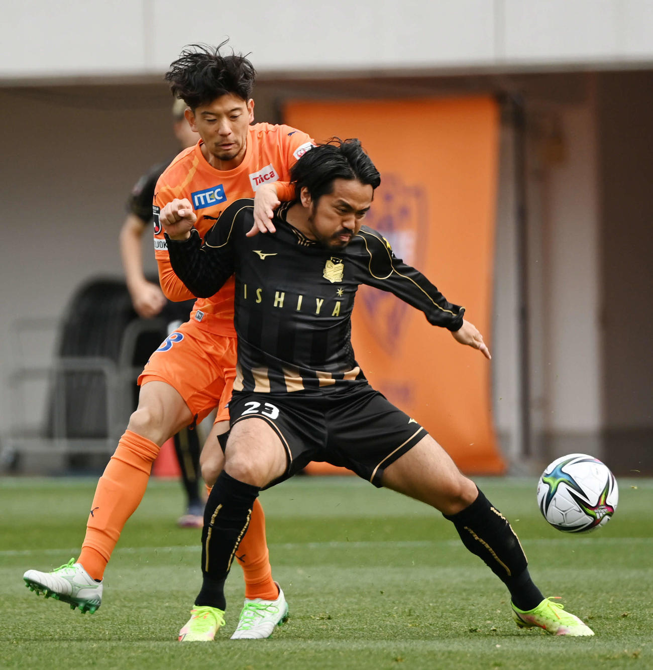 清水対札幌　前半、競り合う札幌興梠（右）（撮影・横山健太）