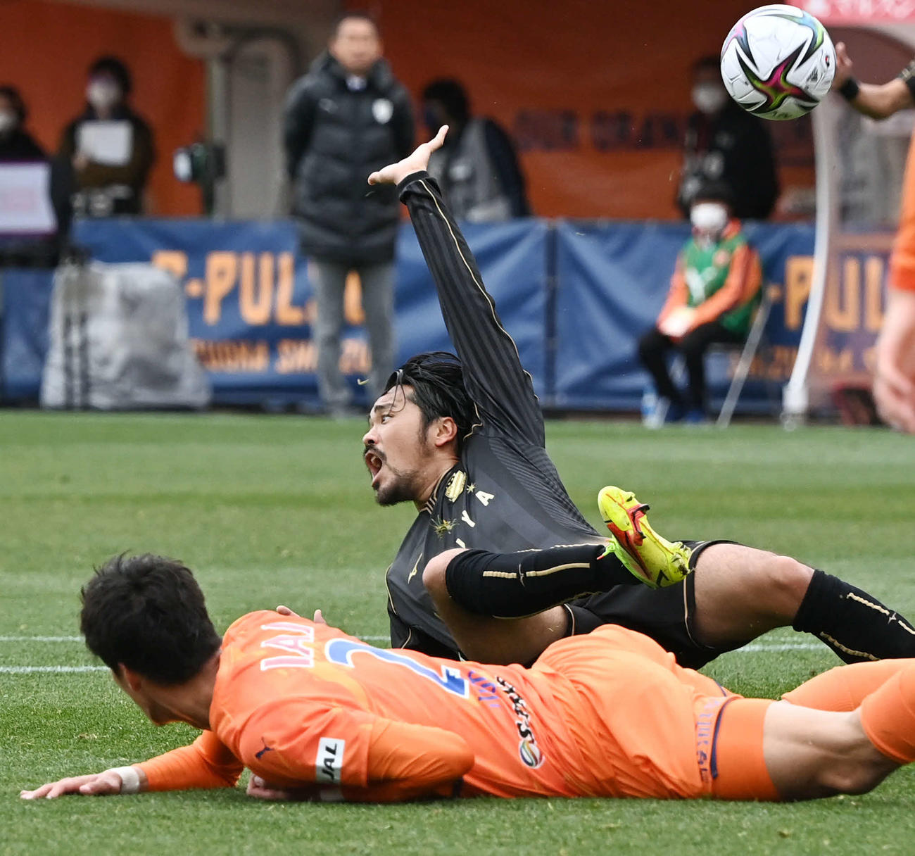 清水対札幌　前半、シュートが腕に当たったとアピールする札幌興梠（撮影・横山健太）