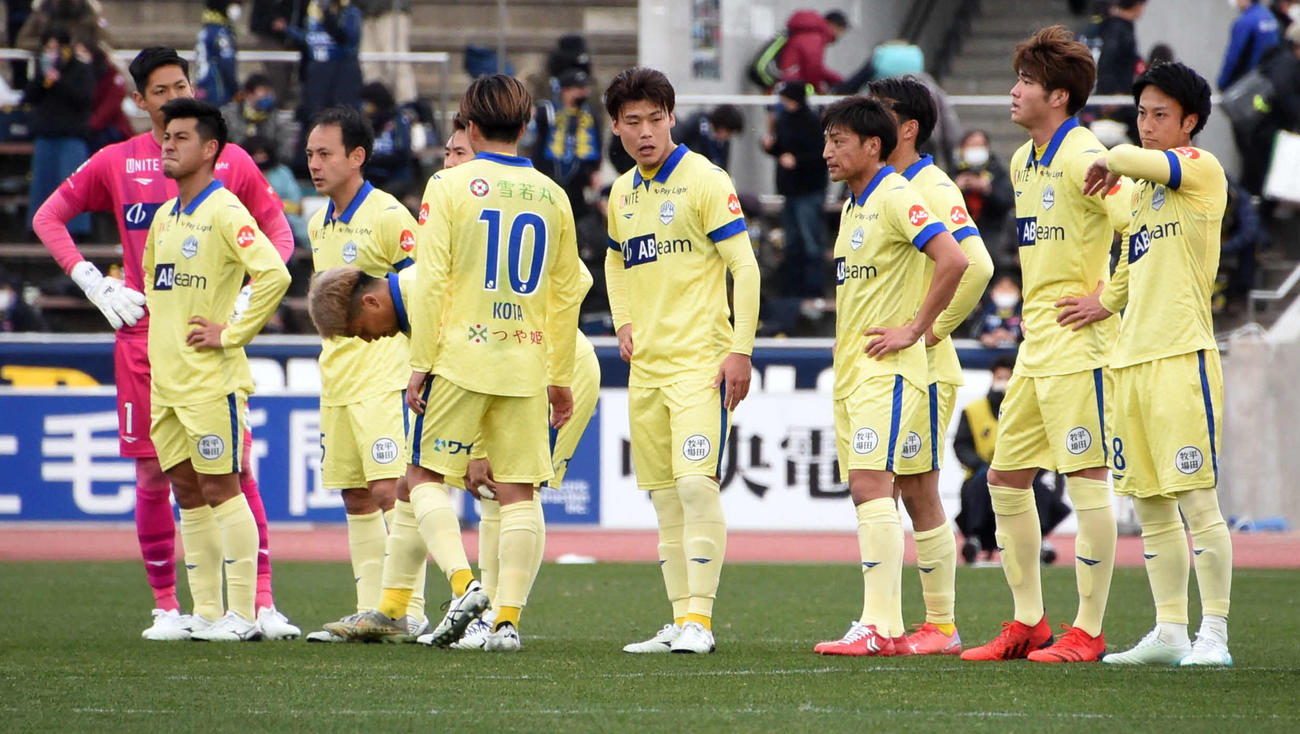 開幕戦に敗れ肩を落とす山形