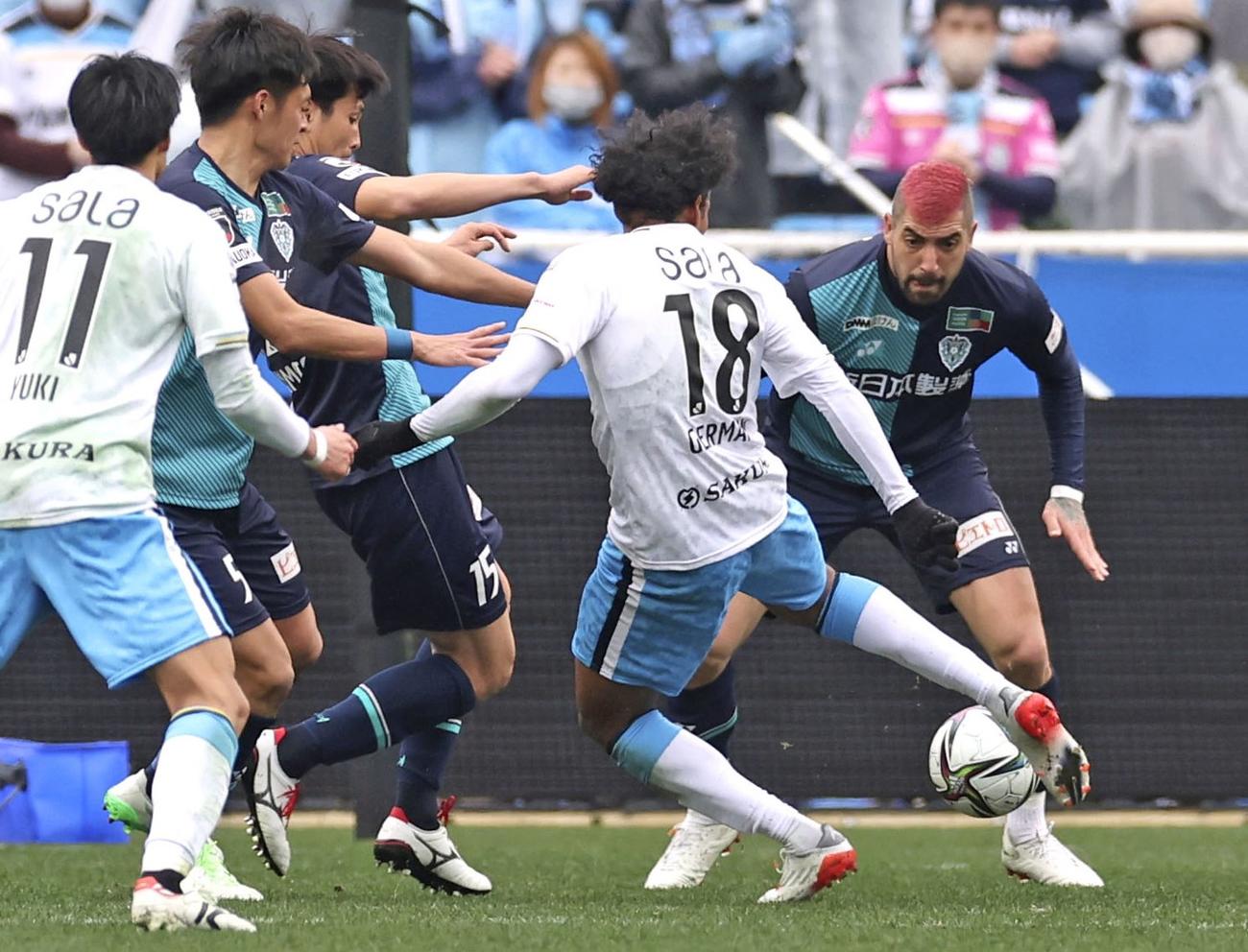 福岡対磐田　試合終了間際、同点ゴールを決める磐田ジャーメイン（中央）（共同）