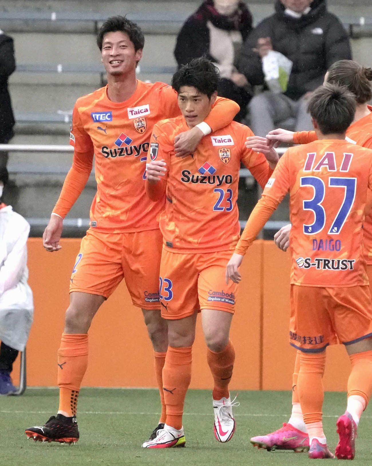 清水対札幌　後半、同点ゴールを決め喜ぶ清水鈴木唯（左から2人目）（共同）