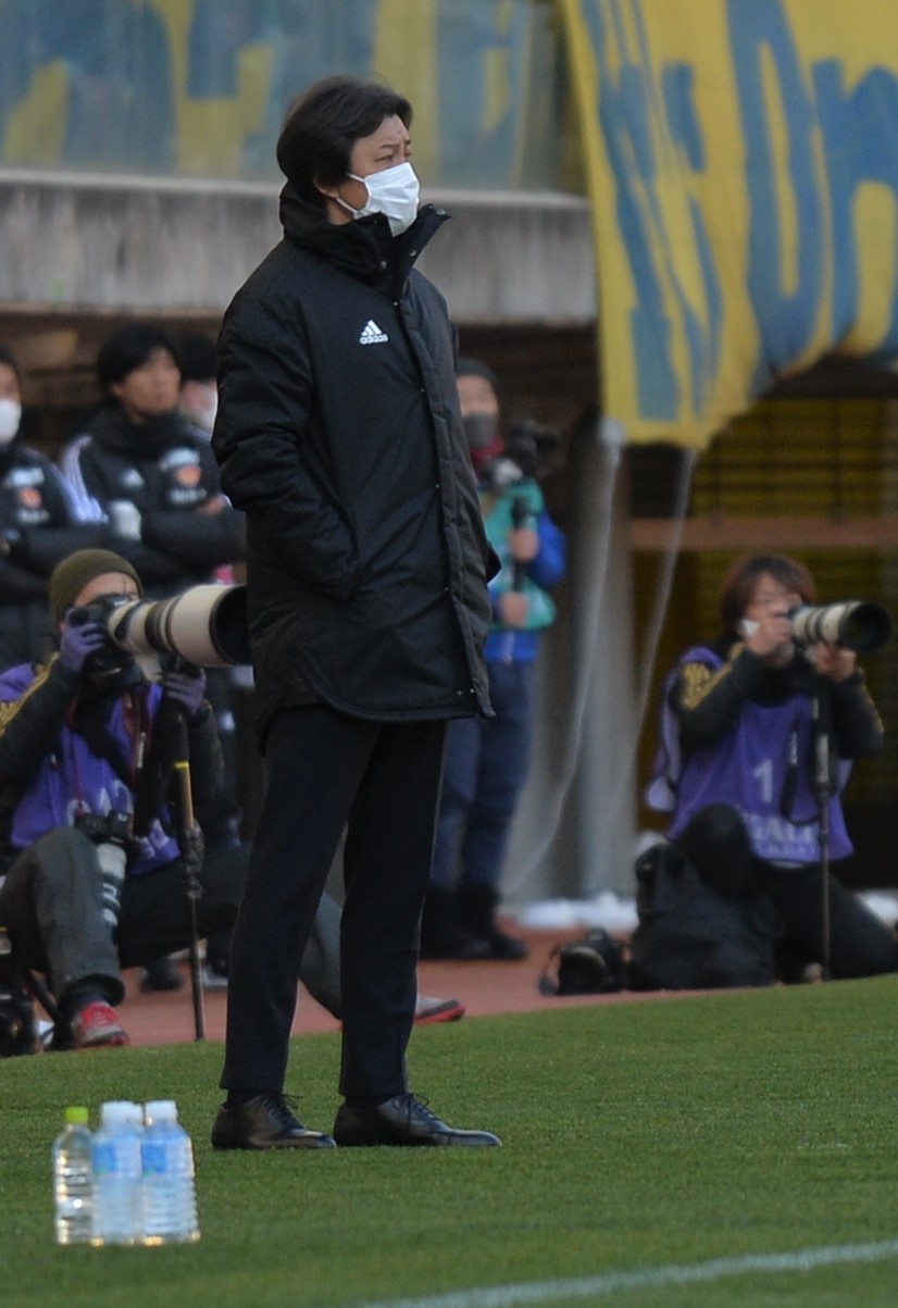 戦況を見守る原崎監督