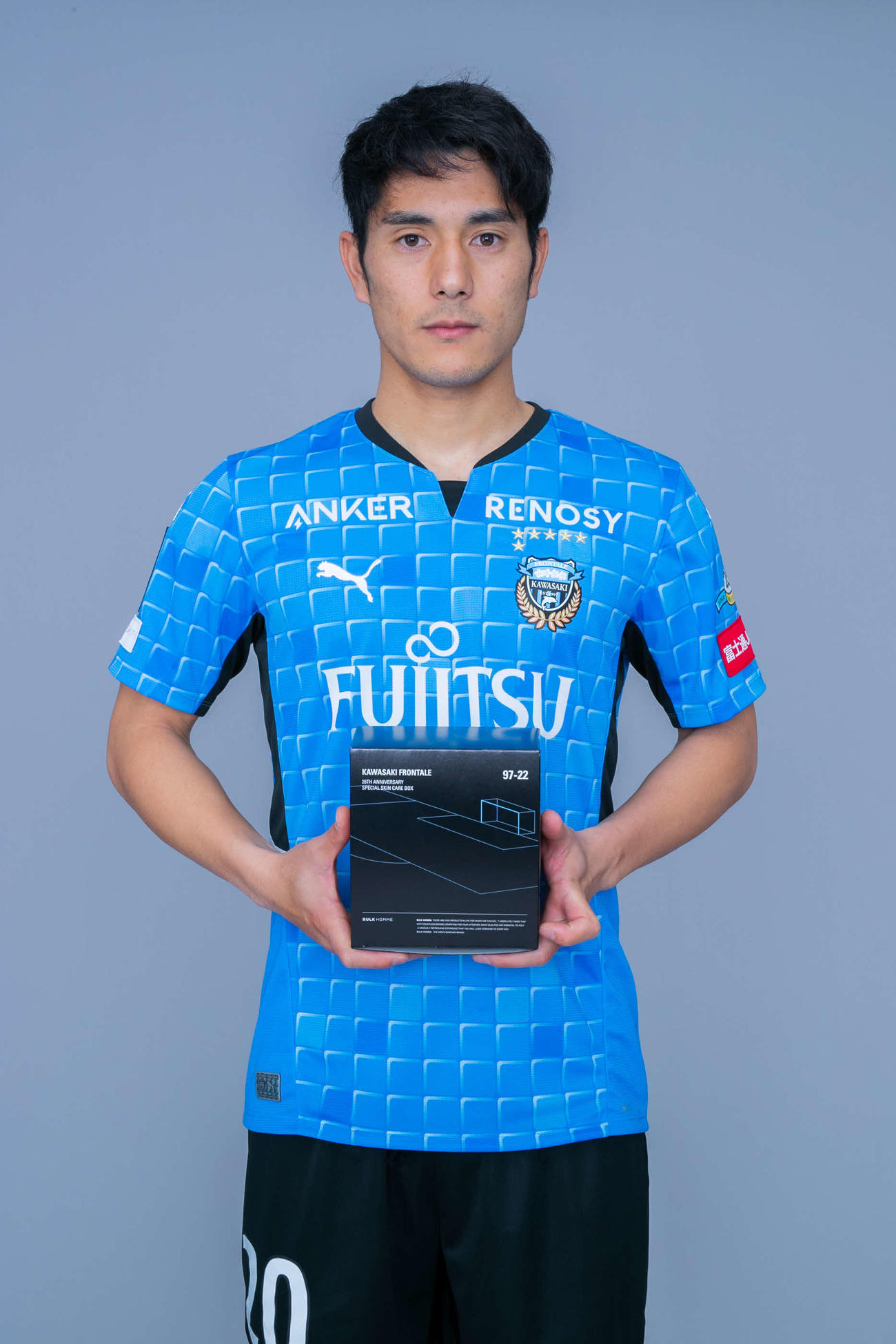 川崎がバルクオムとコラボレーションして発売するクラブ創立26周年記念グッズを持つFW知念　（C）KAWASAKIFRONTALE