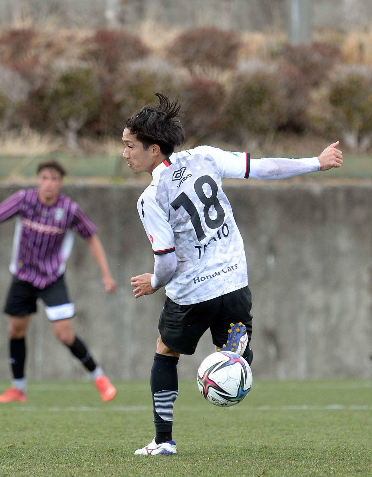 ヒールキックでゴールを狙うホンダFCのFW崎山