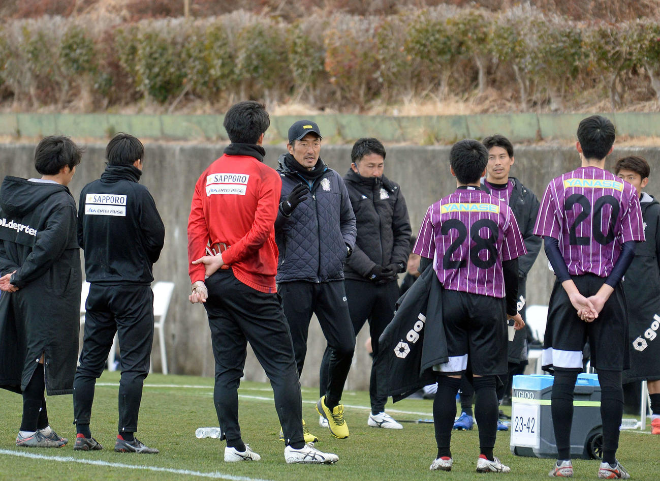 試合後に選手を集めて話をする藤枝須藤監督（中央）