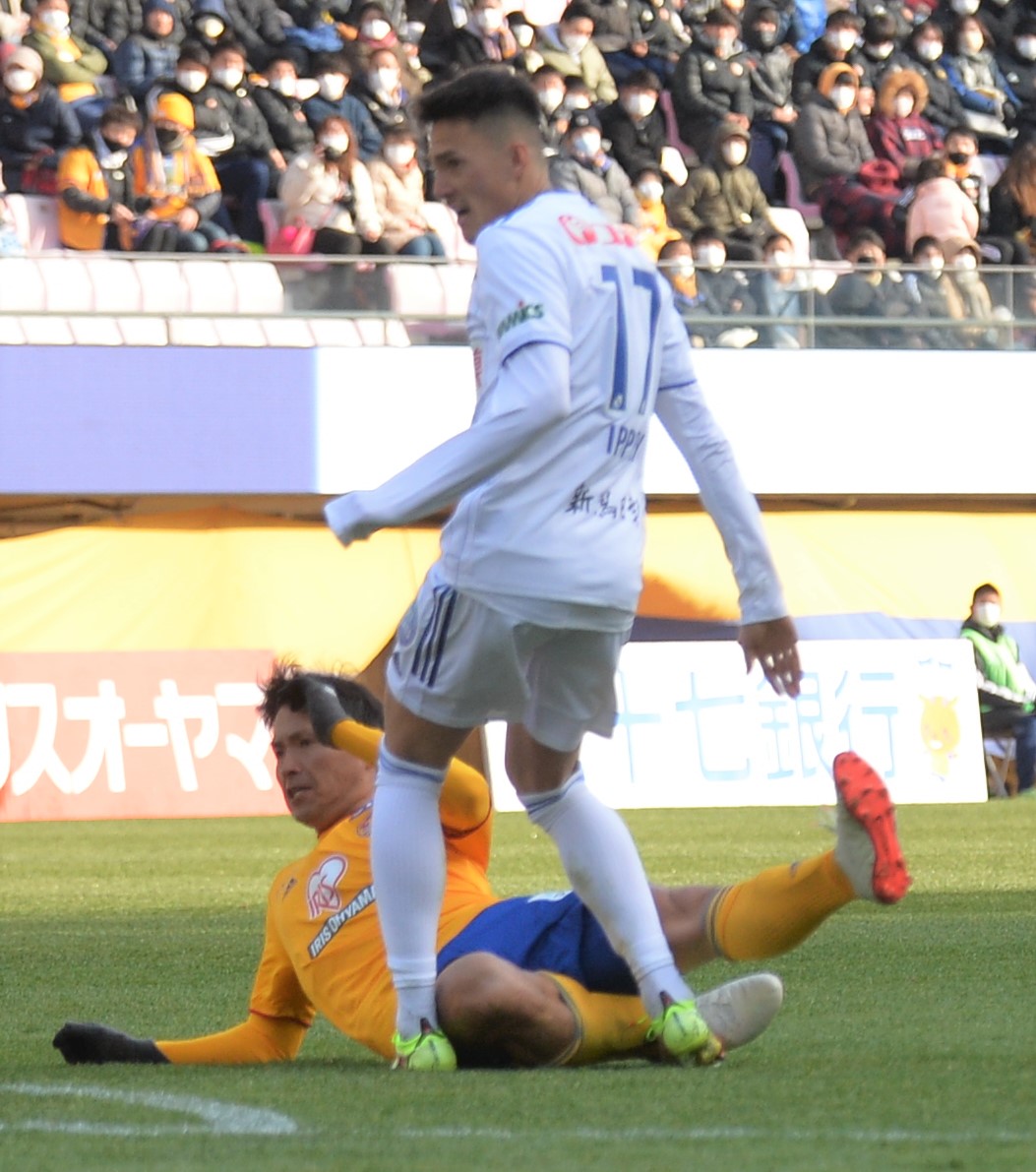 後半6分、ボレーシュートを放つ仙台遠藤