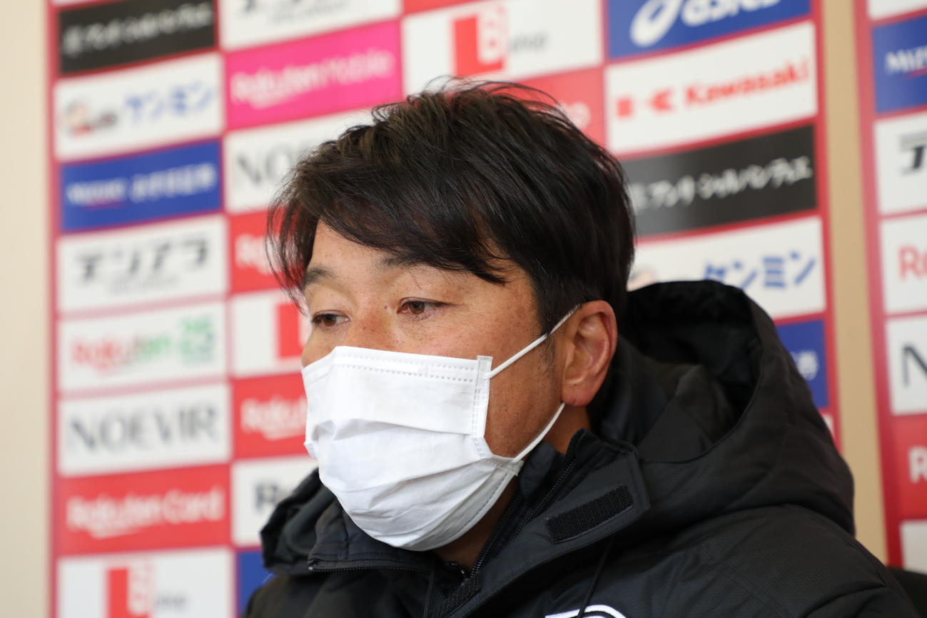 オンライン取材に応じる神戸三浦監督（C）VISSEL KOBE