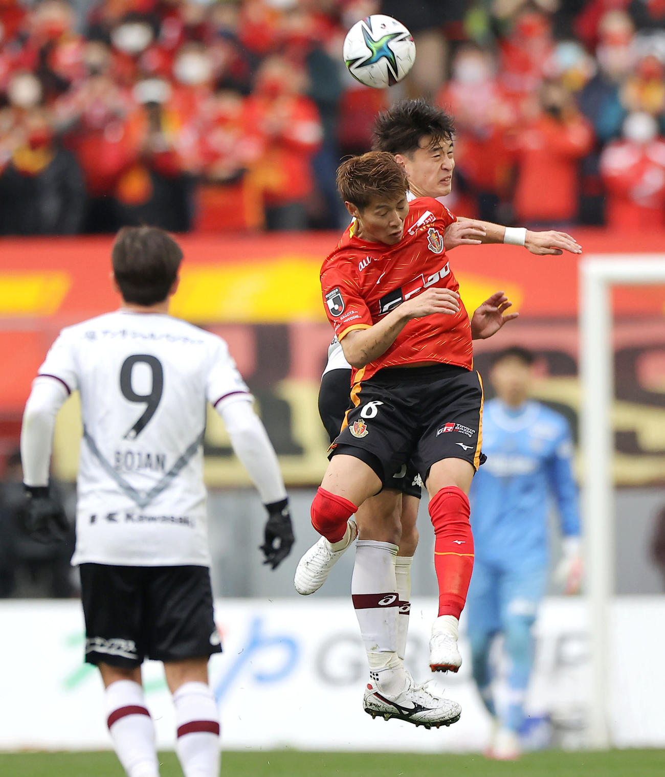 名古屋対神戸　後半、名古屋柿谷（右）と空中で競り合う神戸小林（2022年2月19日）