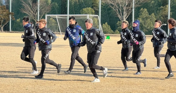 JFL鈴鹿ポイントゲッターズのトレーニングキャンプで走り込む、武田修宏氏（左から3人目）とカズ（同4人目）