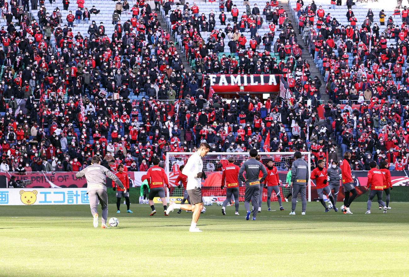 浦和対神戸　試合前、古巣浦和戦で赤く染まるスタンドを背にグラウンドに出る神戸槙野（中央）（撮影・浅見桂子）
