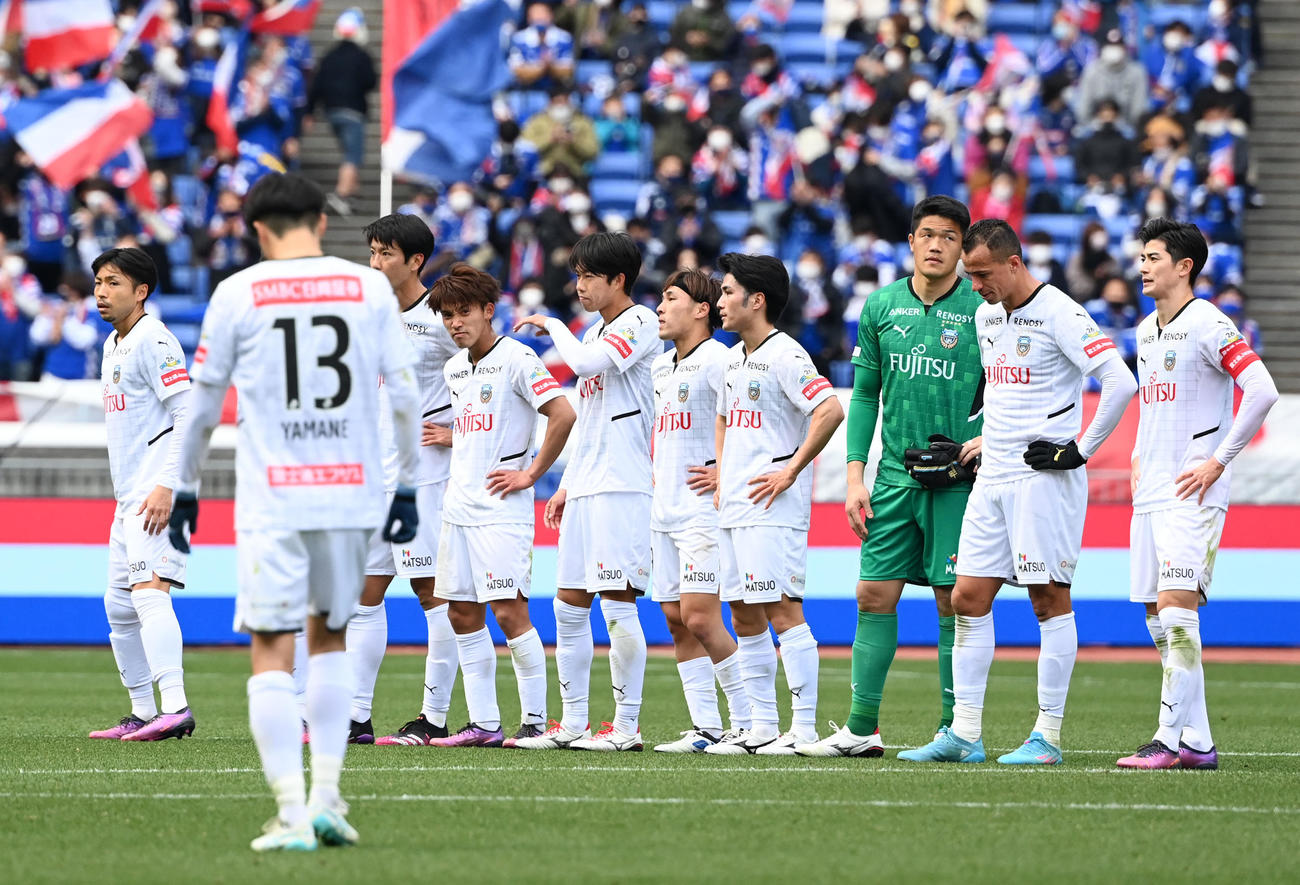 横浜対川崎F　横浜に敗れ肩を落とす川崎Fイレブン（撮影・横山健太）