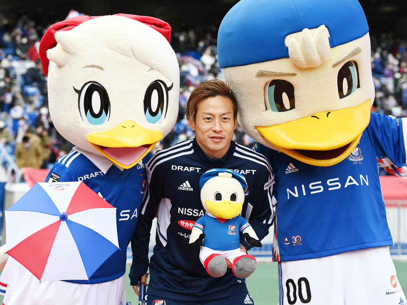 横浜対川崎F　試合後、マリン（左）、マリノスケ（右）と共に笑顔を見せる横浜仲川（撮影・横山健太）