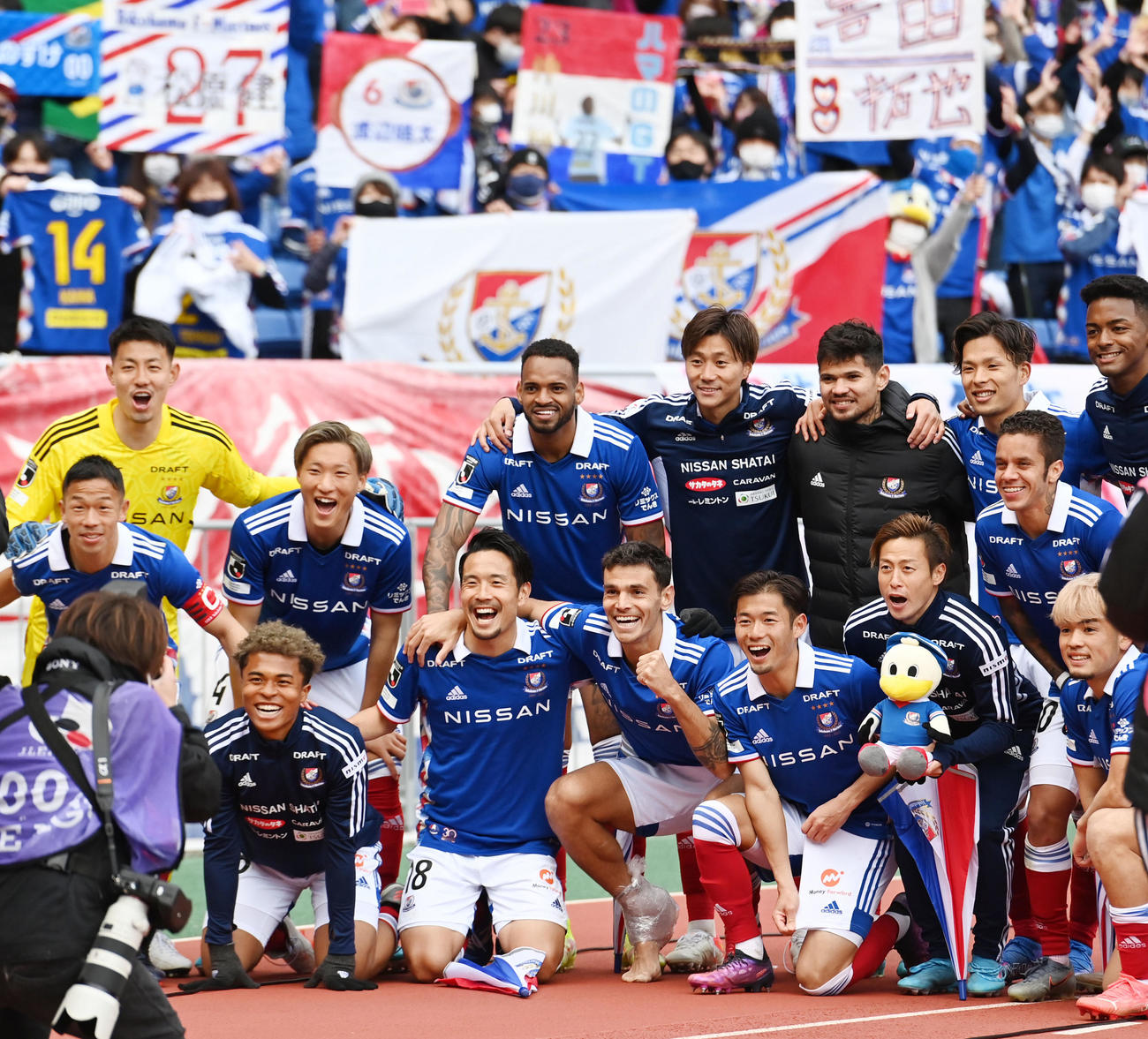 横浜対川崎F　川崎Fに勝利し笑顔を見せる横浜イレブン（撮影・横山健太）