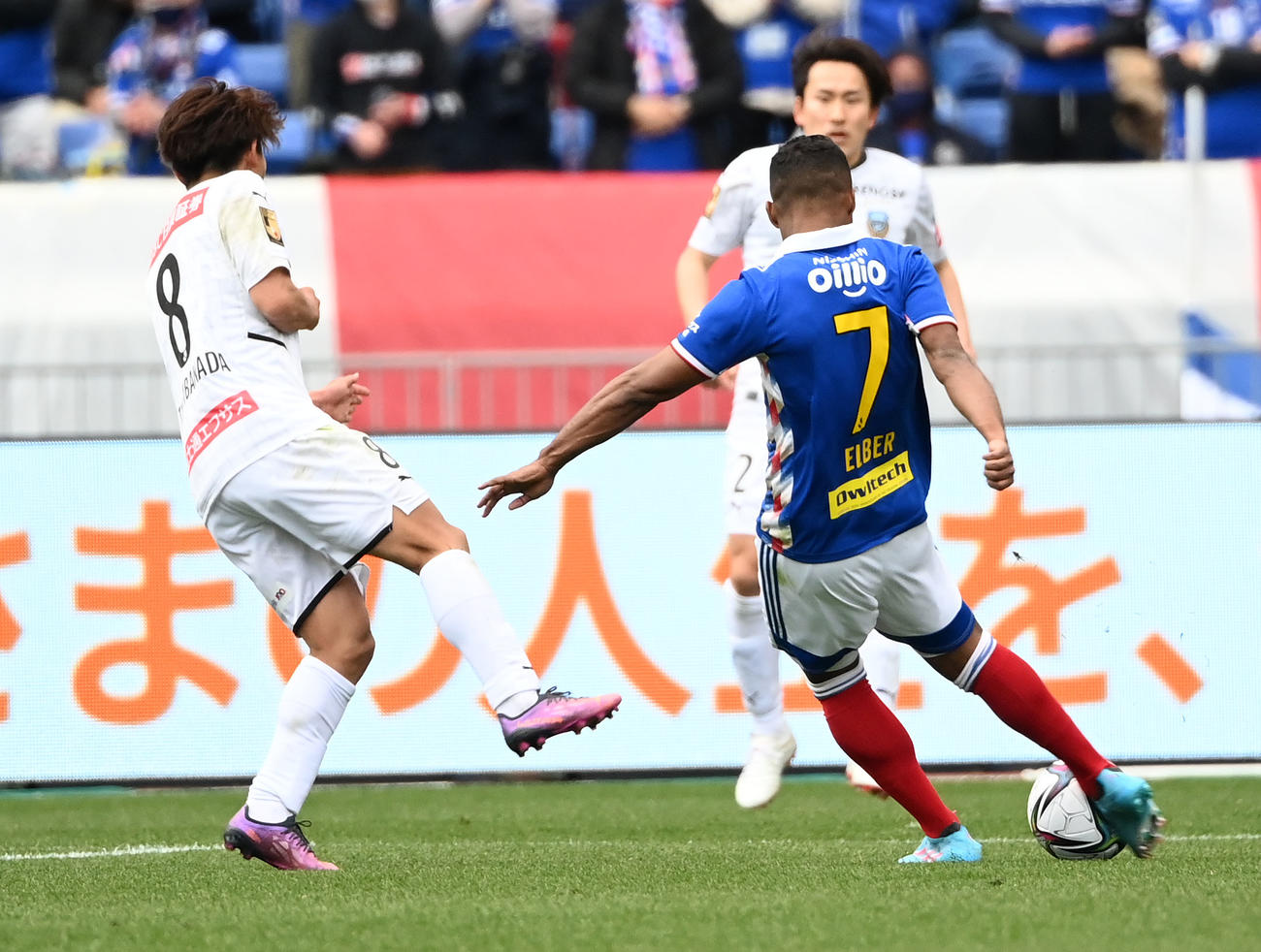 横浜対川崎F　後半、ゴールを決める横浜エウベル（撮影・横山健太）