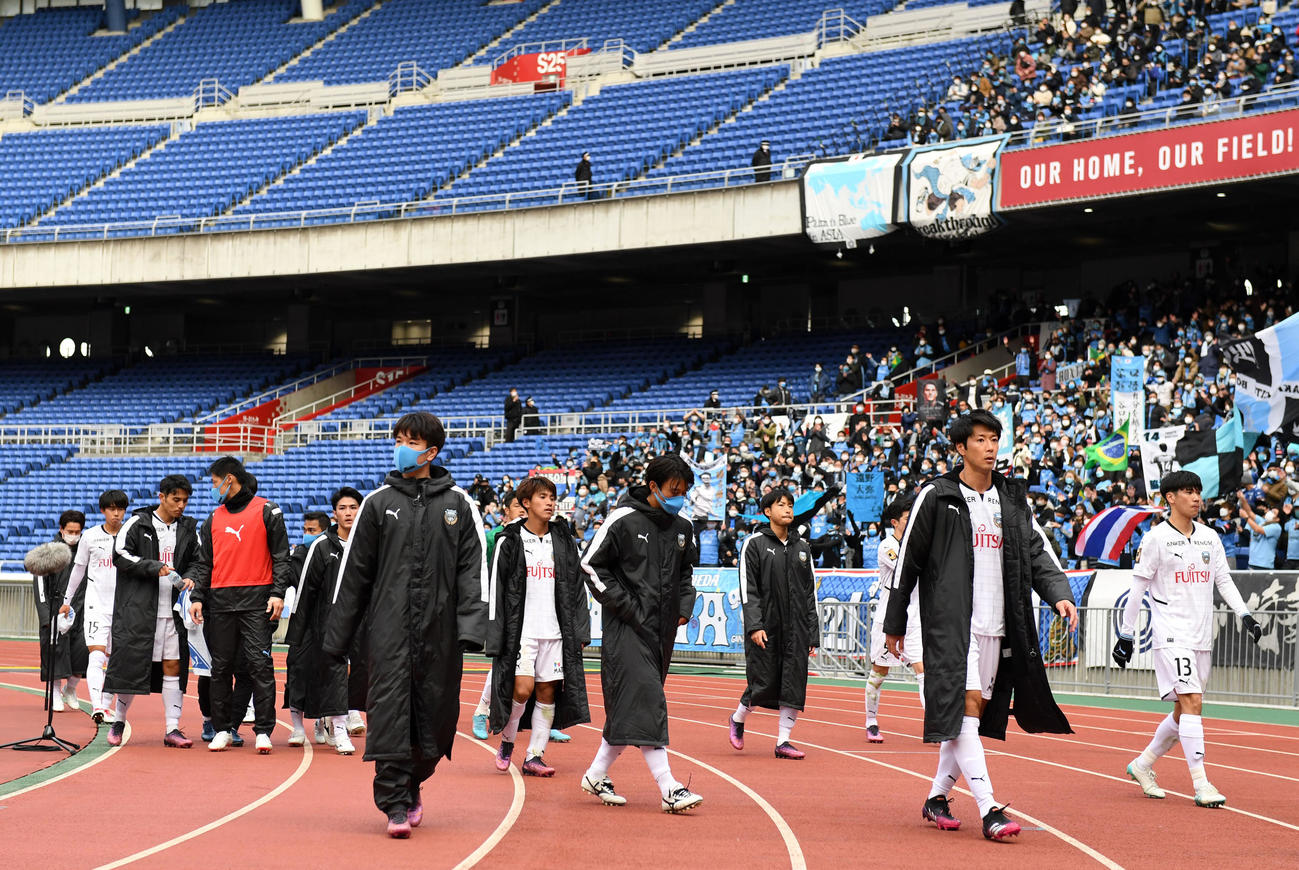 横浜対川崎F　横浜に敗れ肩を落とす川崎Fイレブン（撮影・横山健太）