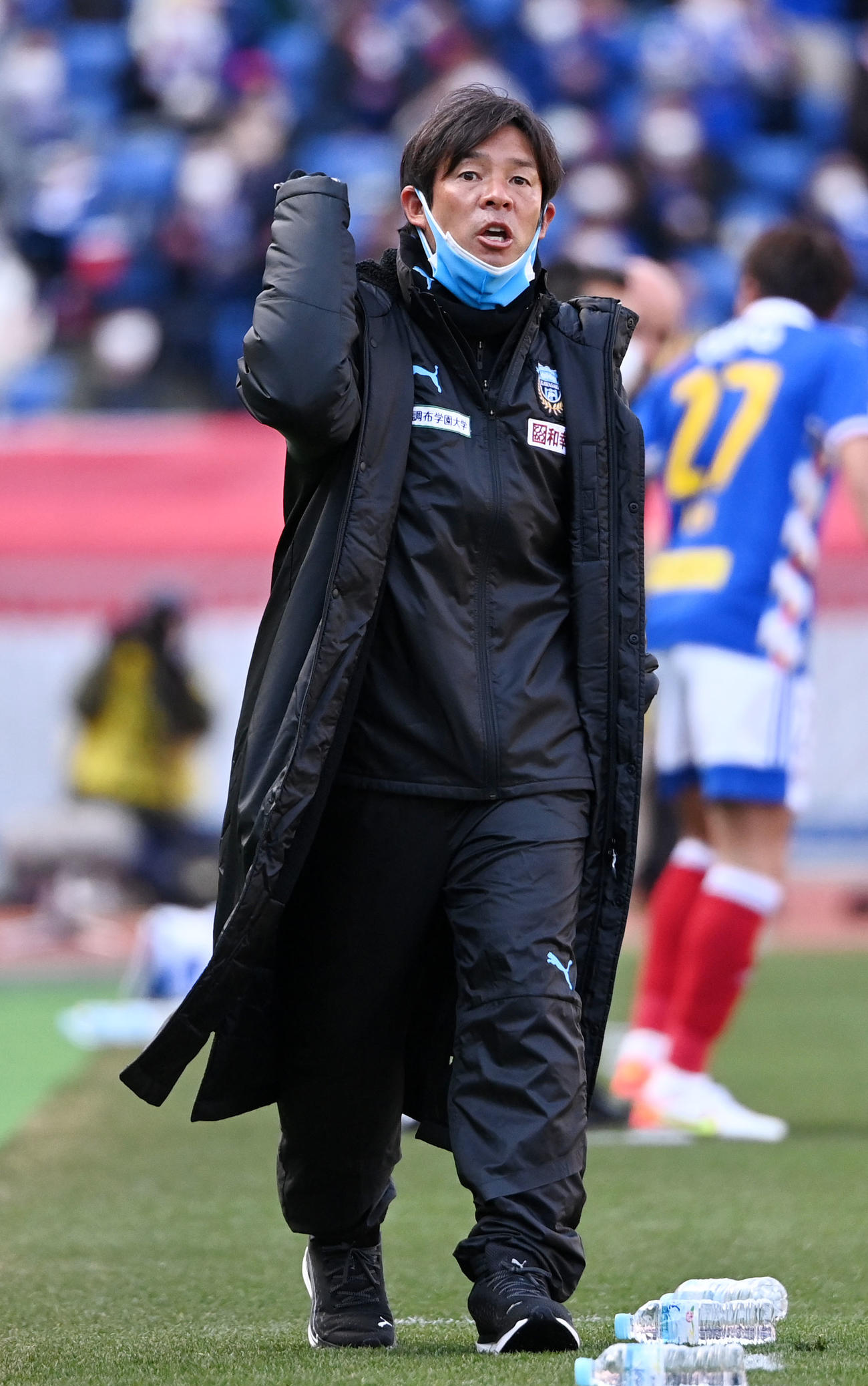 横浜対川崎F　前半、指示を出す川崎F鬼木達監督（撮影・横山健太）