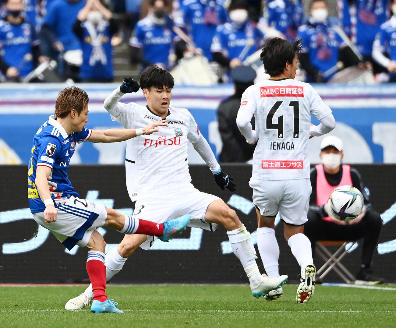 横浜対川崎F　後半、ゴールを決める横浜仲川（左）（撮影・横山健太）