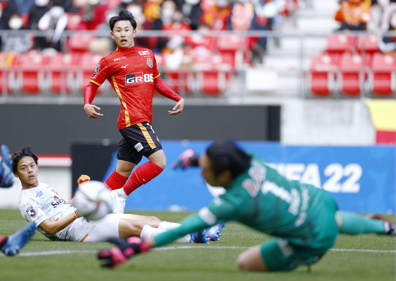 名古屋－清水　前半、シュートを放つ名古屋森下（上）。左下は清水菊地、手前のGKは清水大久保