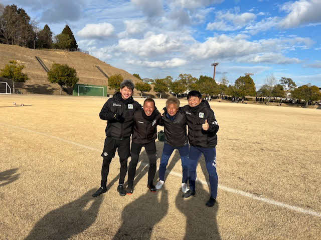 鈴鹿ポイントゲッターズと福井ユナイテッドとの練習試合後、記念写真を撮った、左からカズ、福井ユナイテッドの藤吉信次監督、鈴鹿ポイントゲッターズの三浦泰年監督、武田修宏氏