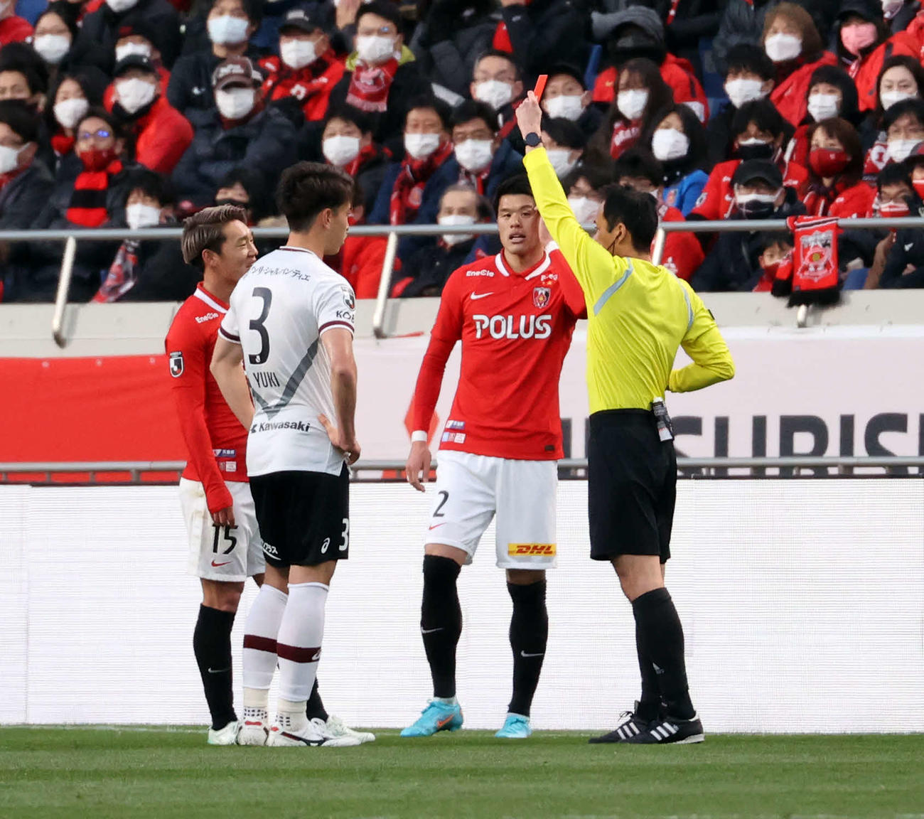 浦和対神戸　後半、浦和明本（左）は神戸小林（手前）へのプレーで一発退場のレッドカードを出される（撮影・浅見桂子）