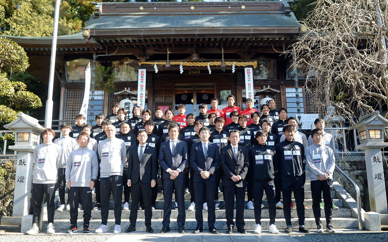 藤枝市内の飽波神社で必勝祈願を行った藤枝の選手とスタッフら
