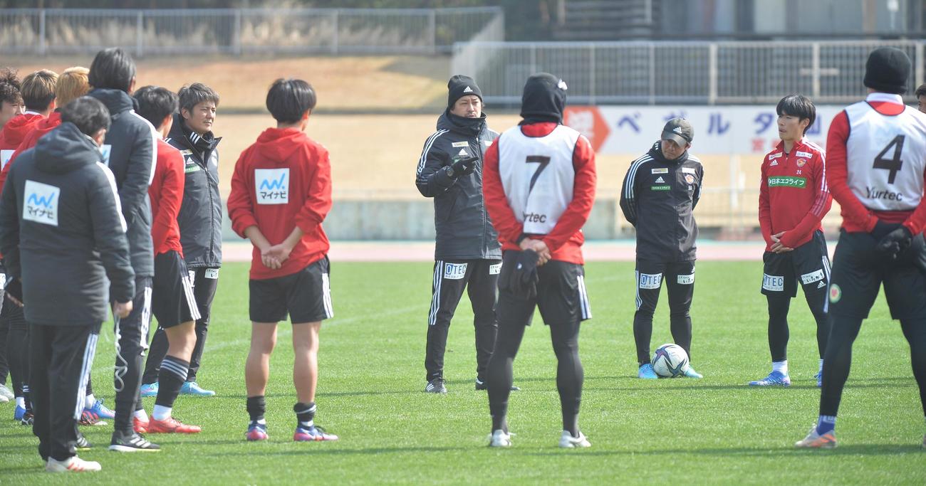 宮崎キャンプで選手らに話をする原崎監督（中央奥）