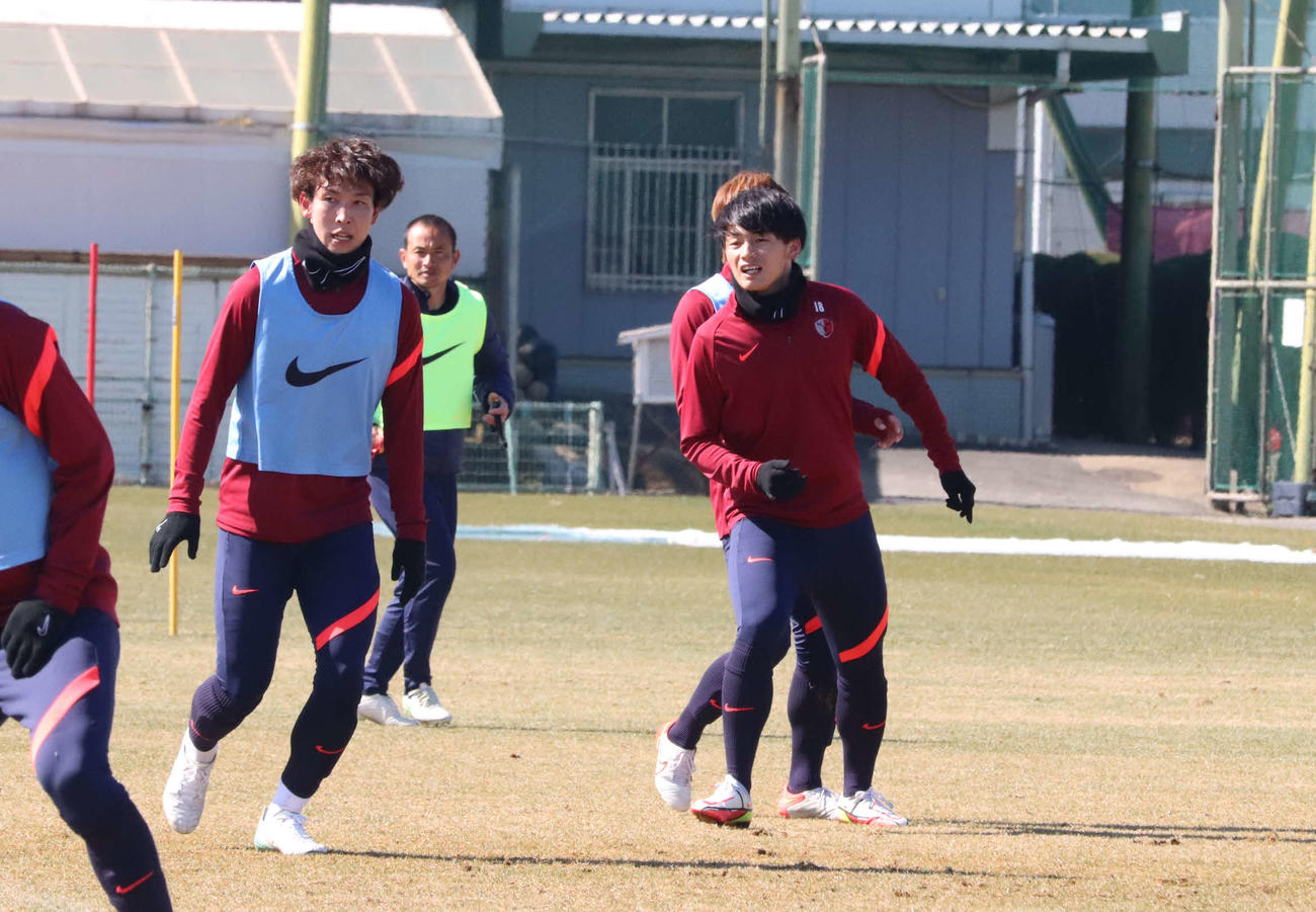 戦術練習で前線でプレーする鹿島FW上田綺世