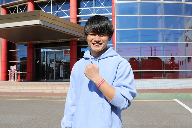 川崎F戦で無料配布されるラバーバンドを腕に付ける鹿島FW上田綺世（c）鹿島アントラーズ