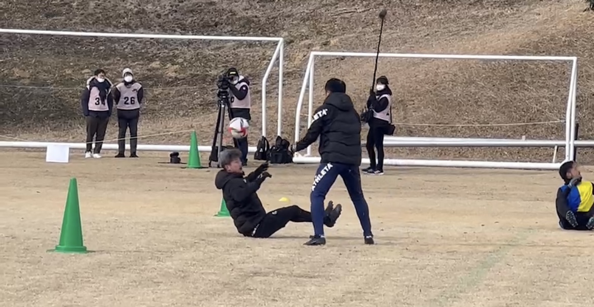 武田修宏氏（右）と練習するカズ