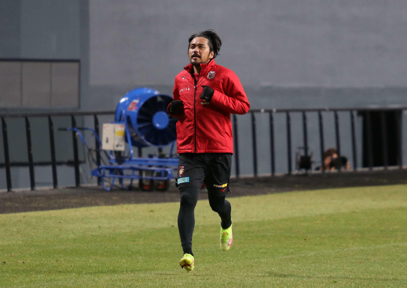 ホーム開幕戦に向けランニングで汗を流す札幌興梠（撮影・山崎純一）