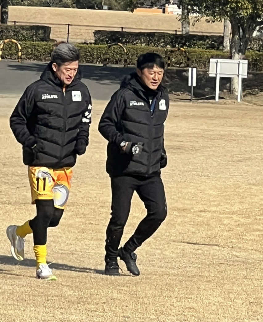 静岡産大との練習試合に出場後、武田修宏氏（右）と走り込む鈴鹿ポイントゲッターズFWカズ