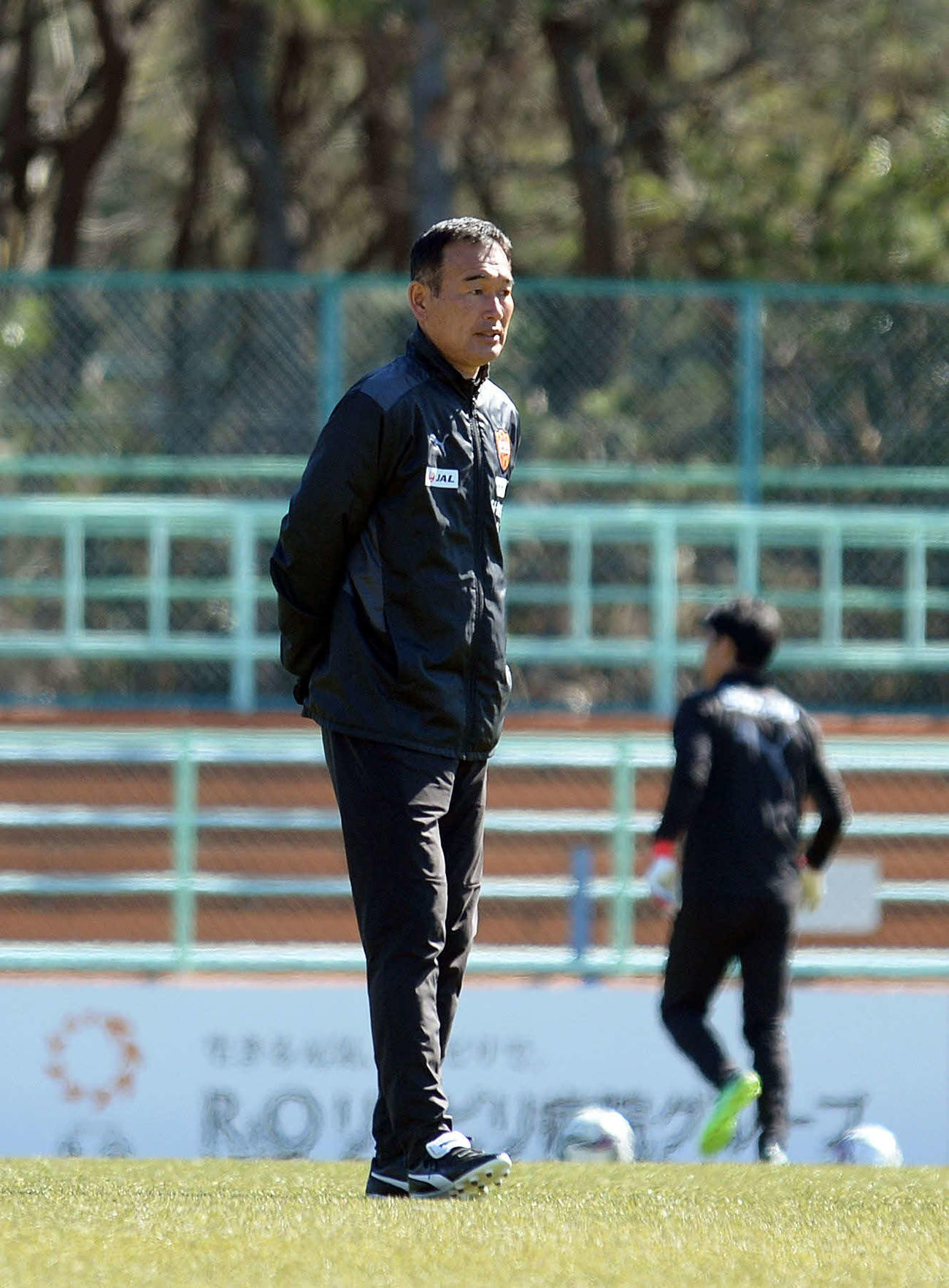 清水イレブンの動きをチェックする平岡監督