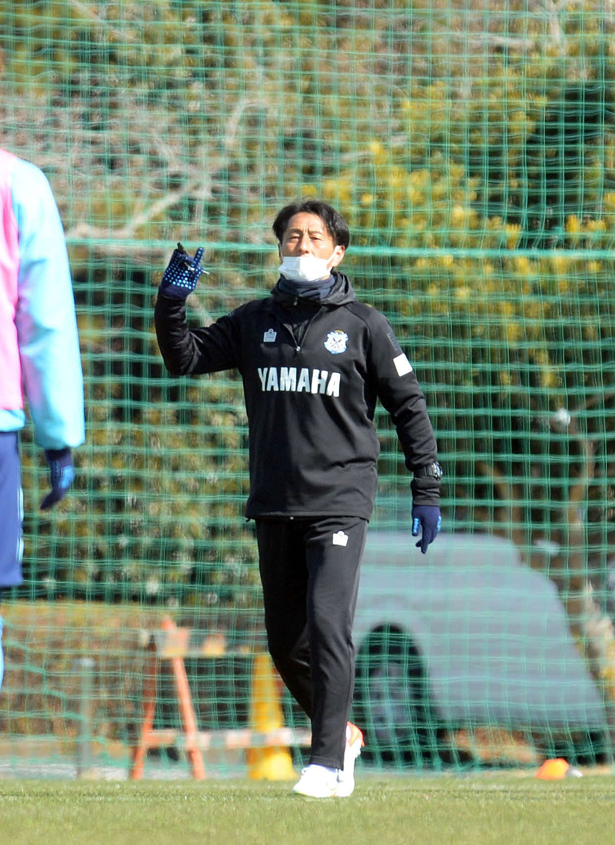 21日、選手に指示を出す磐田の伊藤監督