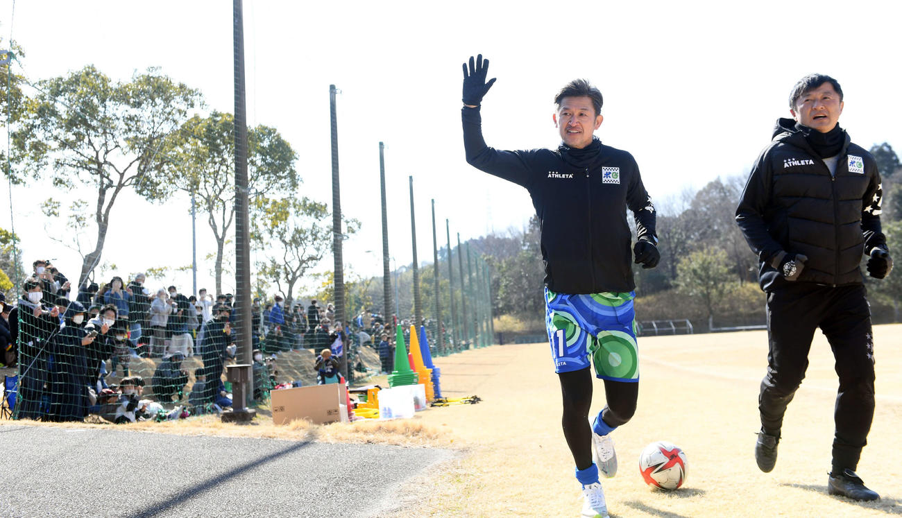 練習試合に先発出場したJFL鈴鹿カズは、武田修宏氏（右）とクールダウン。ファンの声援に手を振って応える（撮影・たえ見朱実）