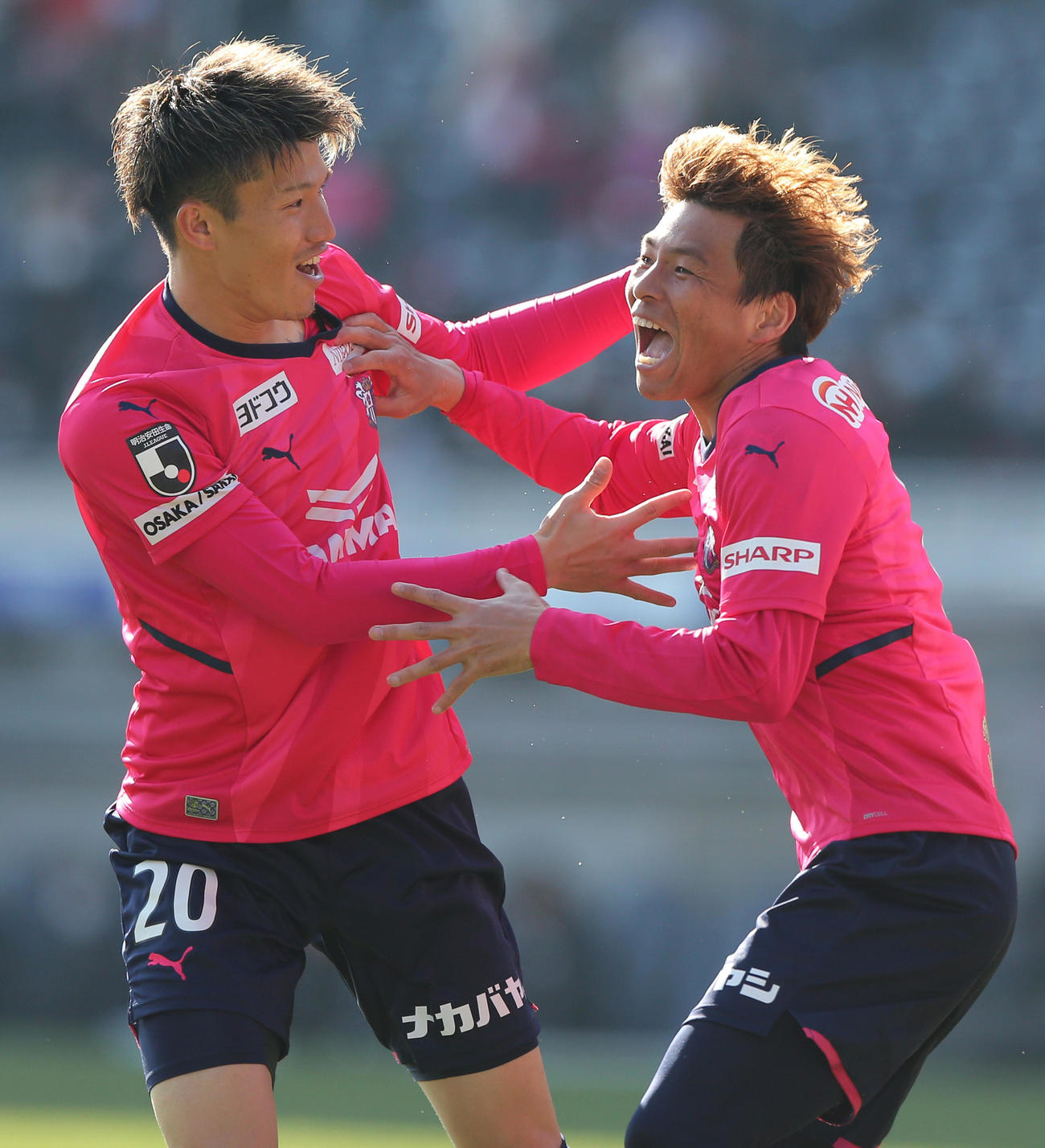 後半、ゴールを決めたC大阪乾（右）は加藤と喜ぶ（撮影・上山淳一）