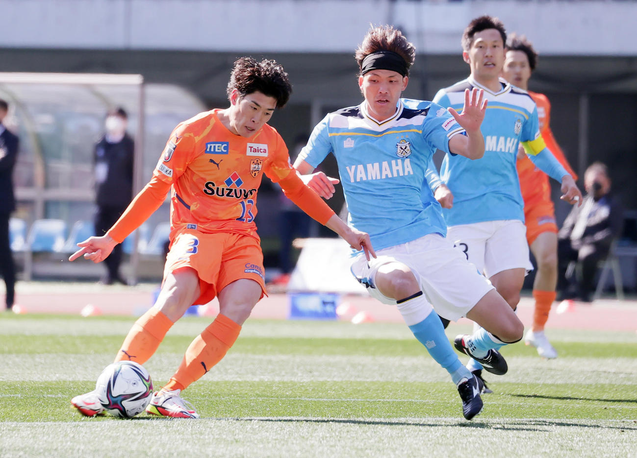 磐田対清水　前半、先制ゴールを決める清水鈴木唯。右は磐田山本義（撮影・野上伸悟）